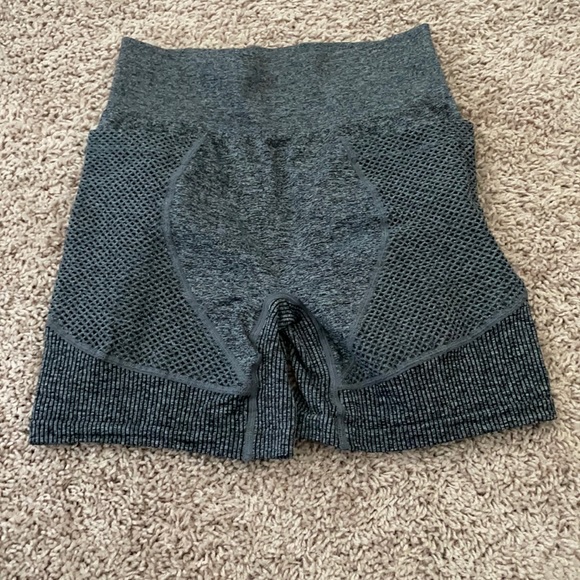 Shorts with mesh phone pocket - Picture 2 of 4